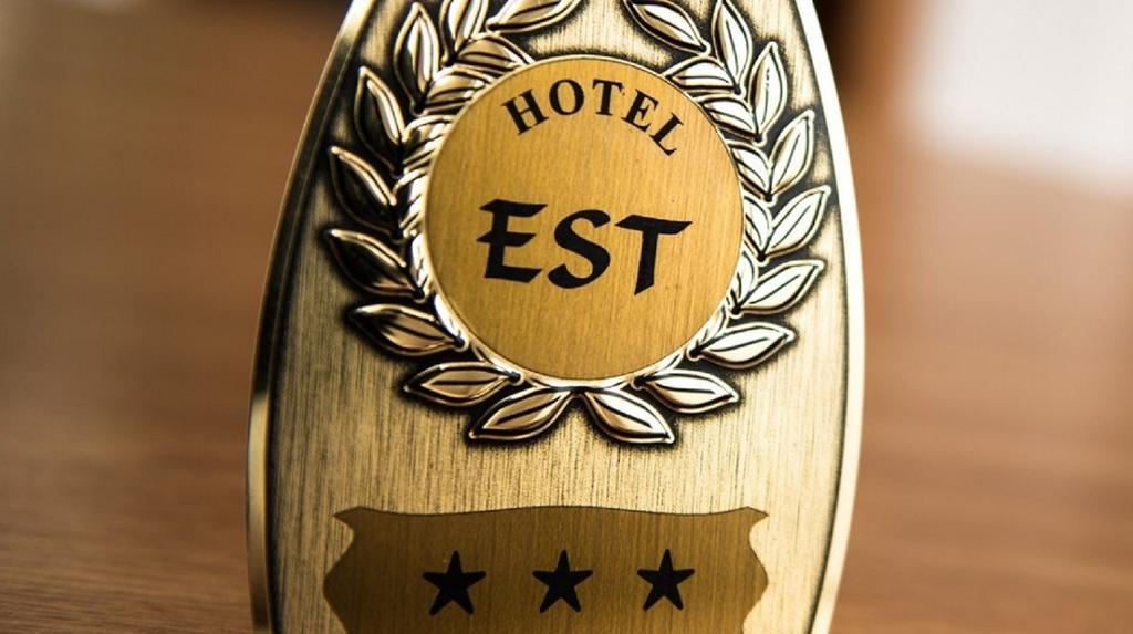 Est מלון